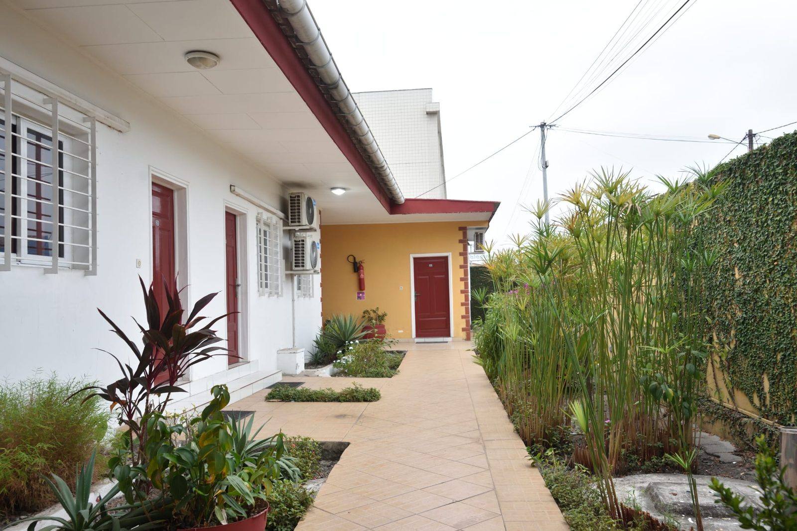Jardin et allée des chambres, Ophelia Lodge