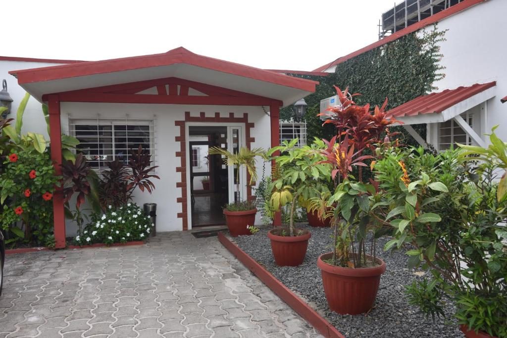 Façade et entrée d'Ophelia Lodge